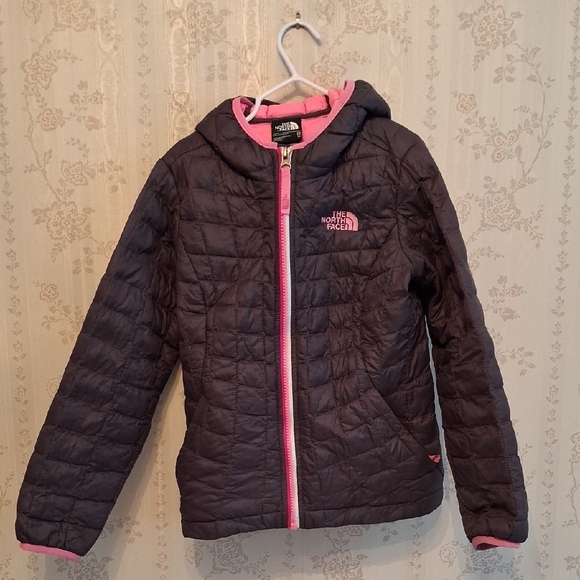 The North Face Other - Girls XS / Size 6 The North Face Dark Charcoal & Pink Quilted Mid-Season Jacket